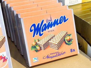 Rafta fındık tasarımlı Napolitan gofret paketleri.