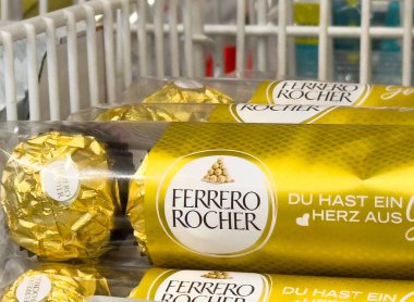 Dükkanda Ferrero rocher çikolata paketi.
