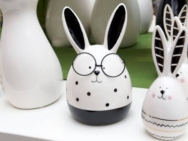 Gözlüklü ve puantiyeli seramik tavşan..