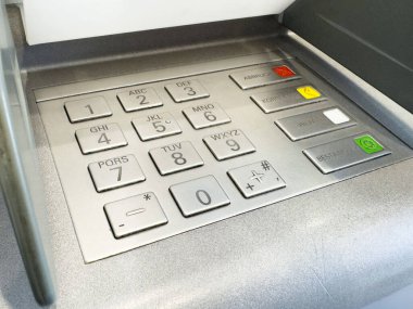 Sayısal ve fonksiyon düğmeleri olan ATM tuş takımının yakın plan görüntüsü.