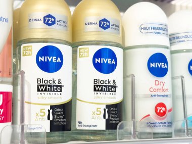 Mağazada çeşitli Nivea terleme önleyici ürünler sergileniyor.