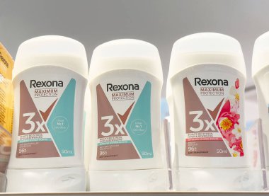 Maksimum koruma 3x terleme önleyici çubuk deodorant ekranı raf üzerinde.