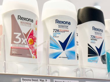 Çeşitli rexona deodorant ürünleri mağazada sergileniyor.