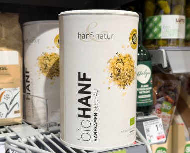 Rafta çeşitli doğal ürünlerle birlikte organik kenevir tohumları var..