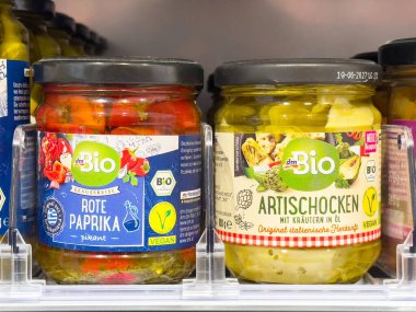 Mağazadaki kavanozlarda organik kırmızı biber ve enginar..