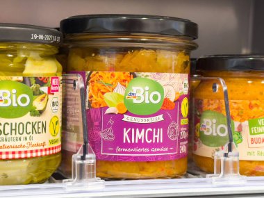 Marketin rafındaki kavanozlarda organik kimçi ve enginar..