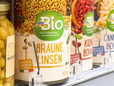 Konserve kahverengi mercimek ve fasulyeli organik market rafı..