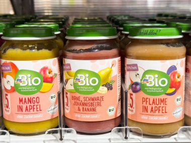 Rafta mango, böğürtlen, muz ve erik aromalı organik meyve kavanozları var..