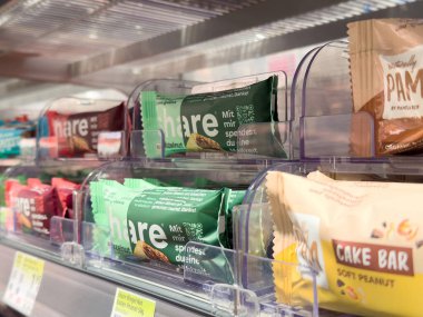 Depo rafında gösterilen abur cubur çubuklarının çeşitliliği.