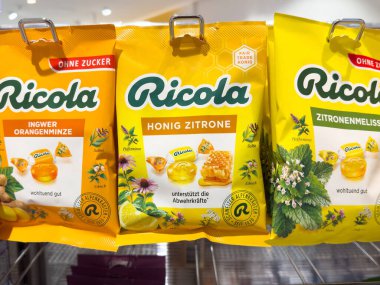 Ballı limon ve portakallı nane aromalı çeşitli bitkisel şeker paketleri..