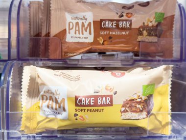 Doğal olarak organik Pam kek kalıpları sergileniyor: yumuşak fındık ve yumuşak fıstık aromalı..