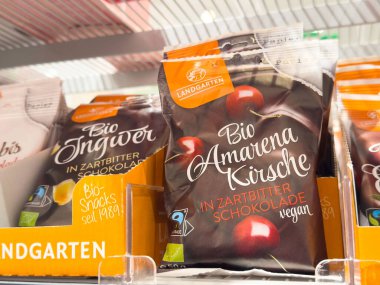 Organik vejetaryen vişneli çikolatalı atıştırmalık poşetler sergileniyor..