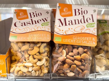 Alman etiketli vegan organik kaju ve badem atıştırmalıkları sergileniyor.