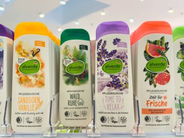 Değişik kokulu alverde naturkosmetik duş jelleri seçimi.