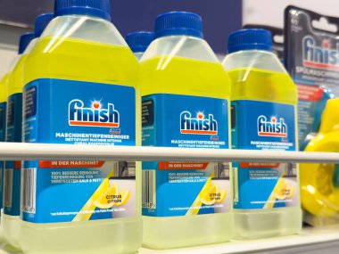 Deniz aygırı kokusu makine temizleyici şişeleri rafta.