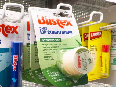 Dudak bakımı ürünleri, blistex ve carmex içeren çeşitli ürünler depoda.