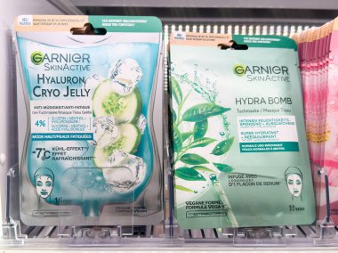 Garnier kriyo jöle ve Hydra bombası ciltli yüz maskeleri sergileniyor.