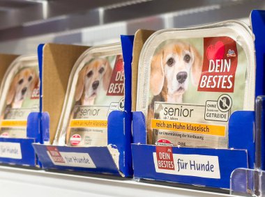 Köpek sağlığı ve hazımsızlık için konserve köpek maması vitrininde.