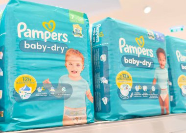 Çocuk bezi ambalajında çocukların resimleriyle görüntüleme.