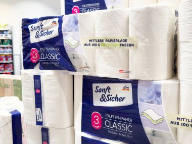 Süpermarket koridorunda Sanft & sicher tuvalet kağıdı görüntüsü.