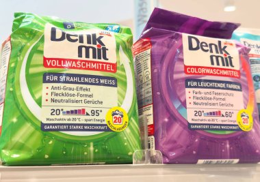 Denkmit beyaz ve renkli giysiler için leke önleyici ve parfümsüz bir deterjan..