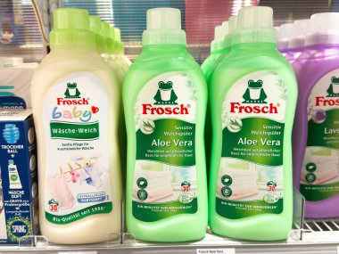 Frosch aloe vera bebek deterjanı şişeleri eko-dost formül sergilenir.