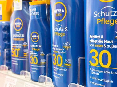 Nivea güneşi rafta uva korumalı 30 güneş kremi şişesi serpiyor..