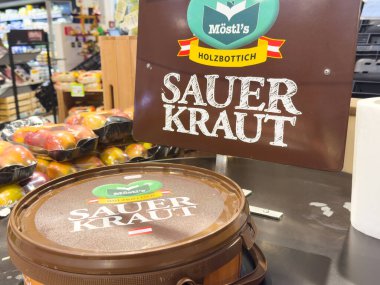 Markette lahana turşusu ürünleri bölümünde sergileniyor..