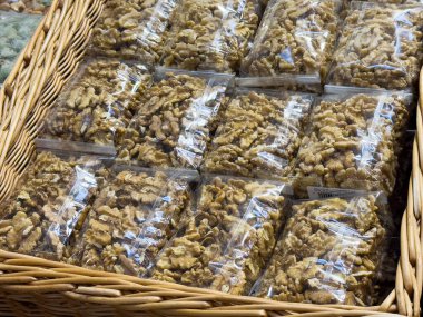 Pazar yerinde dokuma sepetinde sergilenen paketlenmiş cevizler.