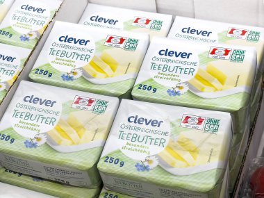 Avusturya 'nın tereyağı paketleri süpermarket vitrininde.