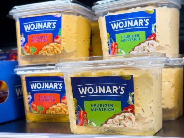 Wojnars peyniri süpermarket serin vitrininde yayılıyor.