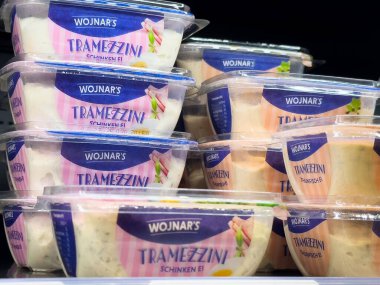 Mağazada çeşitli paketlenmiş tramezzini sandviçleri sergileniyor.