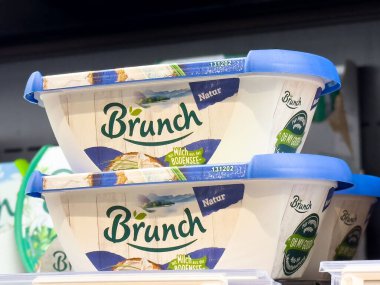 Bir Alman marketinin rafına konserve konteynırları istiflenmiş..