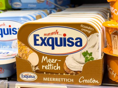 Exquisa meerrettich kremsi ambalajı mağaza rafında.