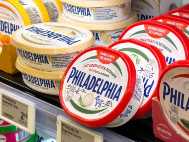 Market süt ürünleri bölümünde Philadelphia krem peynir çeşitleri.