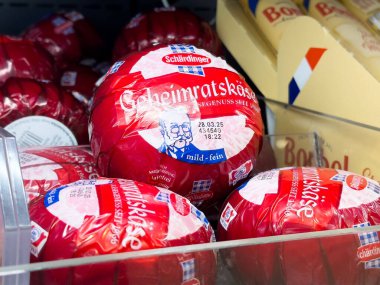 Kırmızı balmumu Avustralya peynirini süpermarket vitrinine sarmış.