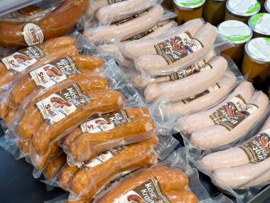 Süpermarkette çeşitli paketlenmiş sosisler.