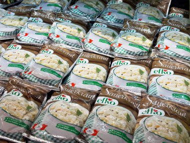 Market koridorunda paketlenmiş lahana turşusu görüntüsü.