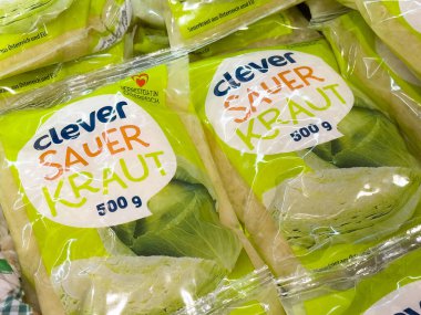 Sergide 500g 'lık akıllı lahana turşusu paketleme.