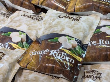 Seeburger lahana turşusu ambalajı, şalgam ve ahşap zemin..