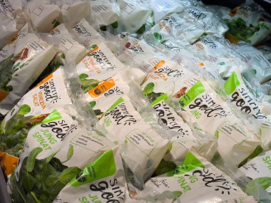 Bir torba dolusu ıspanak salatası markette sergileniyor..