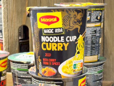 Maggi sihirli Asya körili erişte kabı baharatlar ve besin bilgileriyle.