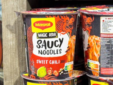 Maggi sihirli Asya soslu şehriye tatlı kırmızı biber ambalajı görüntüsü.