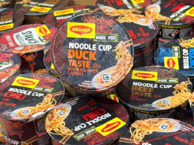 Değişik renkte ambalajlı çeşitli maggi erişte bardakları..