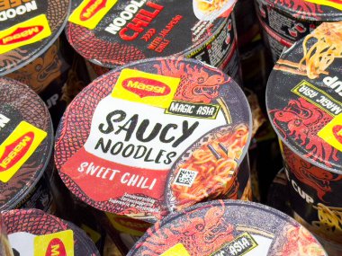 Maggi soslu şehriye, Asya ejderhası desenli tatlı biber aromalı paket..