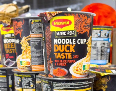 Ördek aromalı hazır erişte fincanı, karabiber ve kırmızı biber..