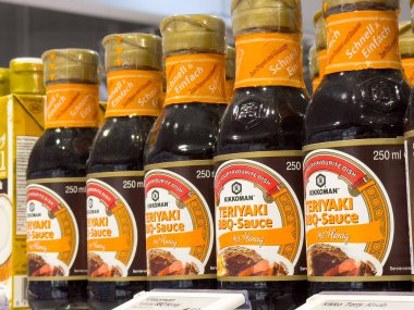 Kikkoman teriyaki bbq sos şişeleri rafta.