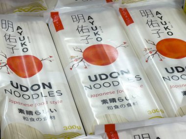 Geleneksel tasarım ve kaligrafi ile Japon udon erişteleri paketleme.