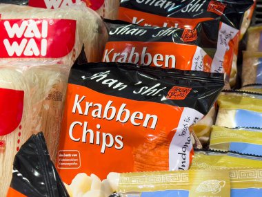 Ekrandaki krabben cipsleri de dahil Asyalı abur cubur paketlerinin çeşitliliği.