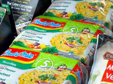 Mağazada sebze aromalı hazır erişte paketleri var..